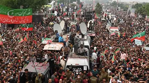PTI Long March Enters Fifth Day as Convoy Moves Toward Peshawar and Charsadda
