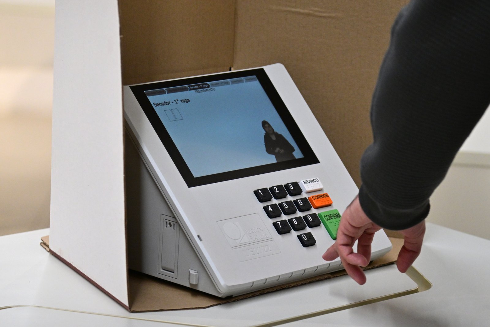 Eleitor é preso suspeito de filmar voto em Campina Grande, na PB
